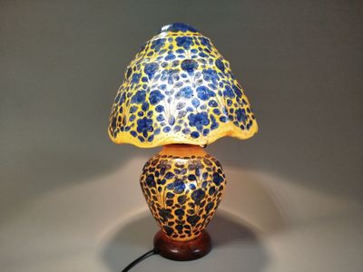 une lampe dont l'abat-jour est orné d'un motif léopard