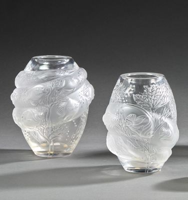 trois vases en verre posés l'un à côté de l'autre sur une table
