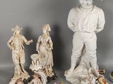 de nombreuses figurines posées sur une table
