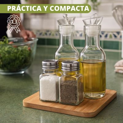 des bouteilles d'huile, de sel et de poivre posées sur une planche à découper, avec une personne en arrière-plan