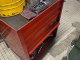une borne d'incendie jaune posée sur un chariot rouge