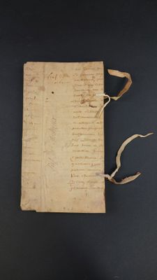 un gros plan d'un morceau de papier posé sur une surface noire