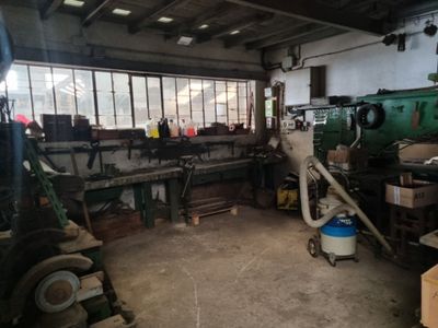 une photo d'un atelier rempli d'outils