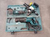 une boîte à outils bleue avec des outils sur le sol