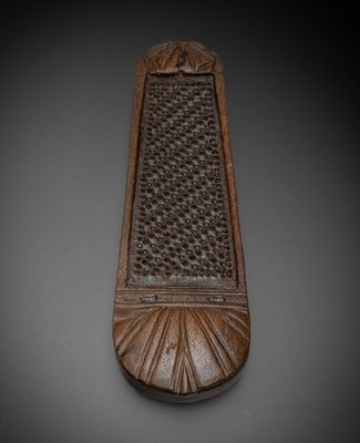une vieille plaque en bois ornée d'un motif décoratif