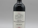 une bouteille de vin rouge posée sur une table blanche
