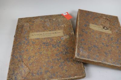 Voici deux vieux livres posés sur une table blanche