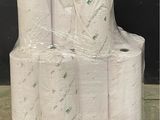 de nombreux rouleaux de papier toilette posés sur une palette