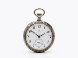 une montre de poche en argent avec des chiffres romains sur le cadran