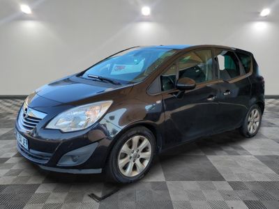 la petite voiture noire est garée dans une grande pièce