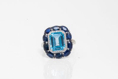 une image d'une bague sertie d'une topaze bleue et d'une topaze blanche
