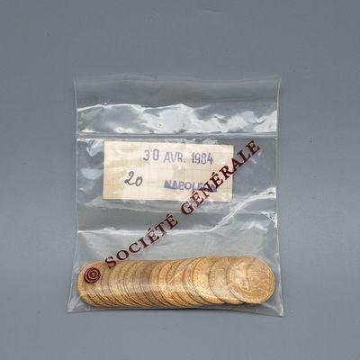 une photo d'une pièce de monnaie dans un sachet en plastique