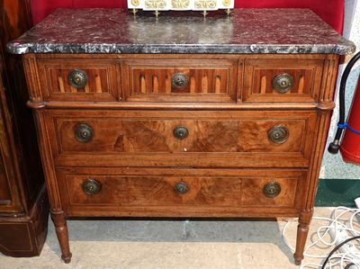 une commode en bois surmontée d'une horloge