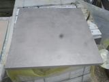 un tas de parpaings posé sur un tas de palettes