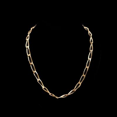 un collier en or sur fond noir