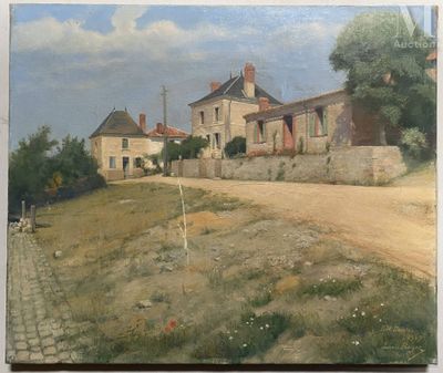 une peinture accrochée au mur d'une maison, devant laquelle passe un chemin de terre
