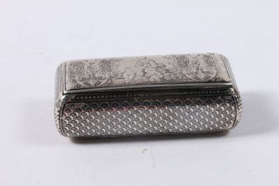 un étui à cigarettes ancien en argent sur fond blanc