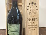 une bouteille de vin dans un coffret en bois sur une table