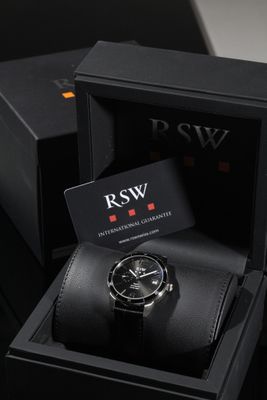 La montre est présentée dans un coffret noir avec un étui en cuir noir.