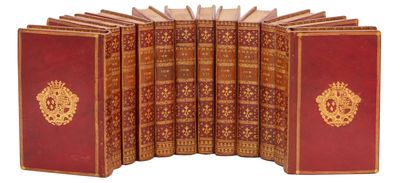 les livres sont alignés sur une surface blanche