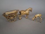 figurines en laiton représentant une calèche et un cerf