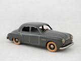 une voiture jouet posée sur une surface blanche