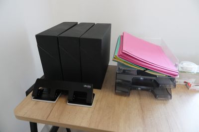 une photo d'un ordinateur de bureau posé sur un bureau en bois