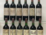 Plusieurs bouteilles de vin sont alignées sur une étagère en verre