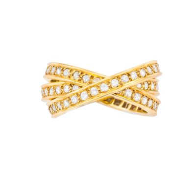 une bague en or jaune avec des diamants sur fond blanc