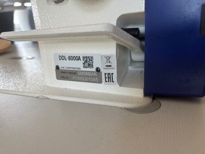 un gros plan d'une machine à coudre posée sur une table
