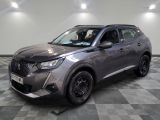 un SUV gris garé sur un sol à damier dans un garage