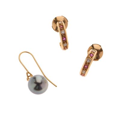 deux paires de boucles d'oreilles ornées de perles et de diamants sur fond blanc