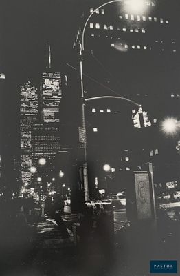 vue nocturne d'une rue de la ville avec de grands immeubles et des lampadaires