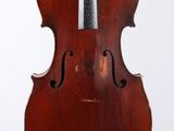 l'arrière d'un violoncelle, avec un archet suspendu à son manche