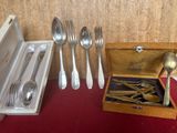 une boîte en bois contenant de l'argenterie sur une table