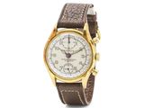 gros plan d'une montre sur fond blanc avec un bracelet marron