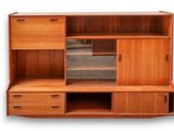 une photo d'un meuble TV en bois avec des tiroirs et un miroir
