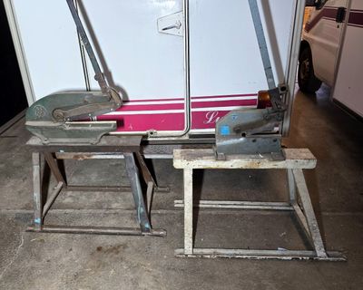 une petite table sur laquelle se trouvent une paire de ciseaux