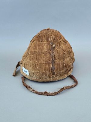 une image représentant un chapeau marron entouré d'une corde