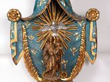une image représentant une statue bleue et dorée d'une personne tenant une étoile