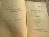 un livre ouvert posé par terre