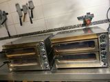deux fours posés sur un plan de travail dans une cuisine