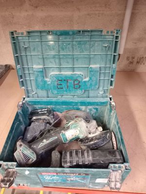 une boîte à outils remplie d'outils, posée par terre