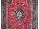 un tapis rouge et noir orné d'un motif en médaillon