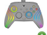 un gros plan d'une manette sur fond blanc