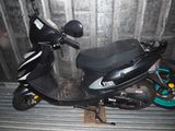 un scooter garé dans un garage