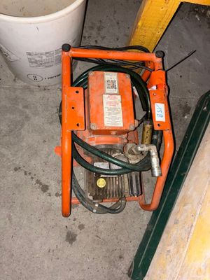 une petite machine posée sur le sol