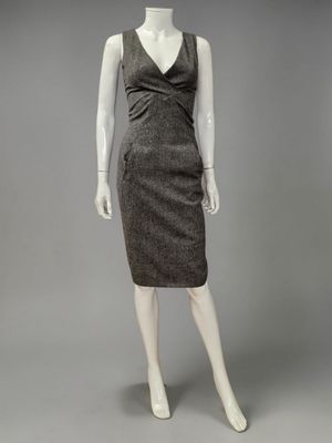 un mannequin portant une robe grise sur un mannequin mannequin mannequin mannequin mannequin mannequin mannequin mannequin mann