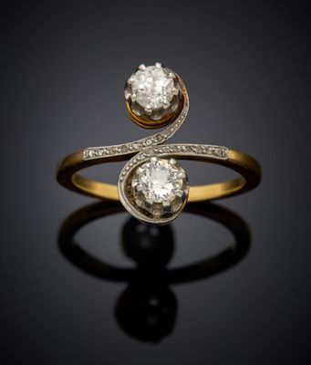 une bague bypass en or et diamants