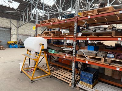un grand rayonnage de stockage sur lequel sont posés de nombreux articles